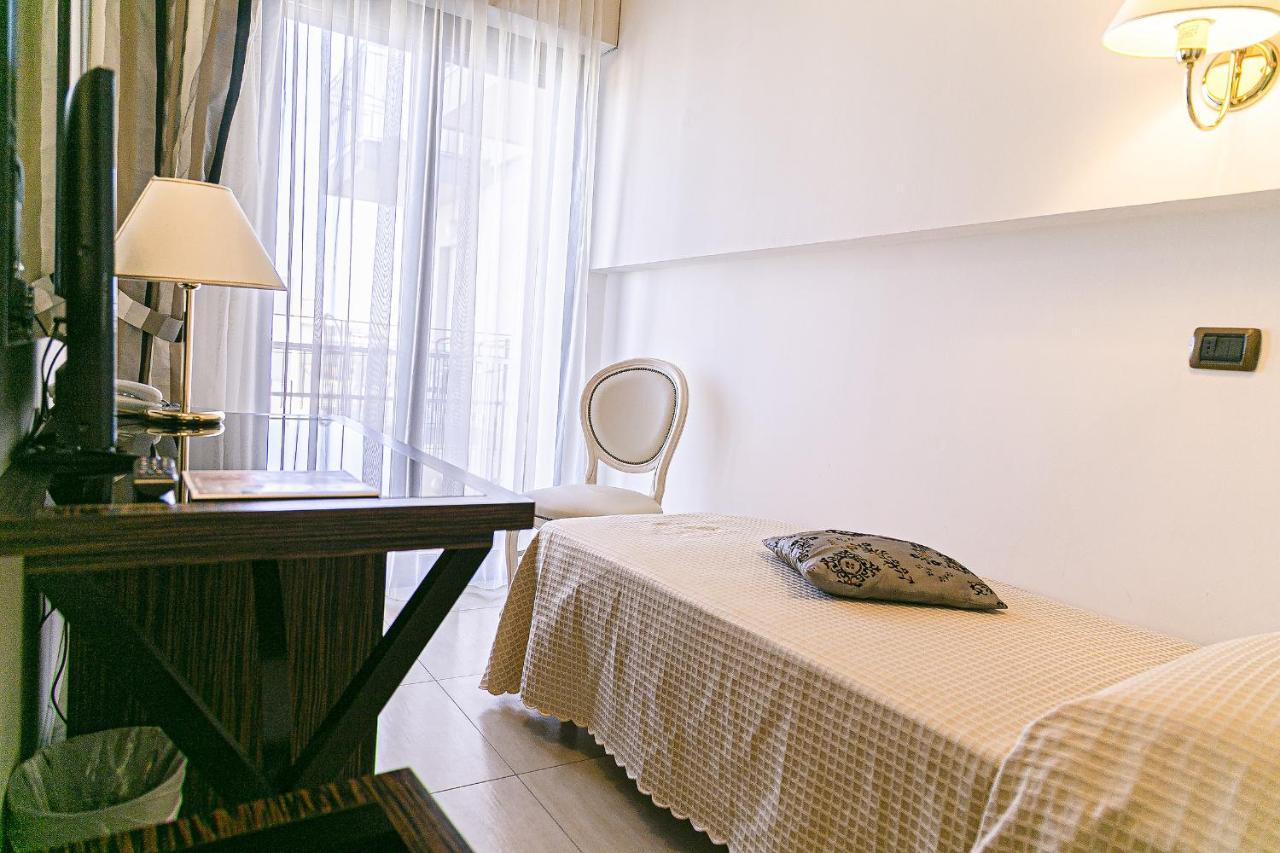 Hotel Metropolitan Белларія-Іджеа-Марина Екстер'єр фото