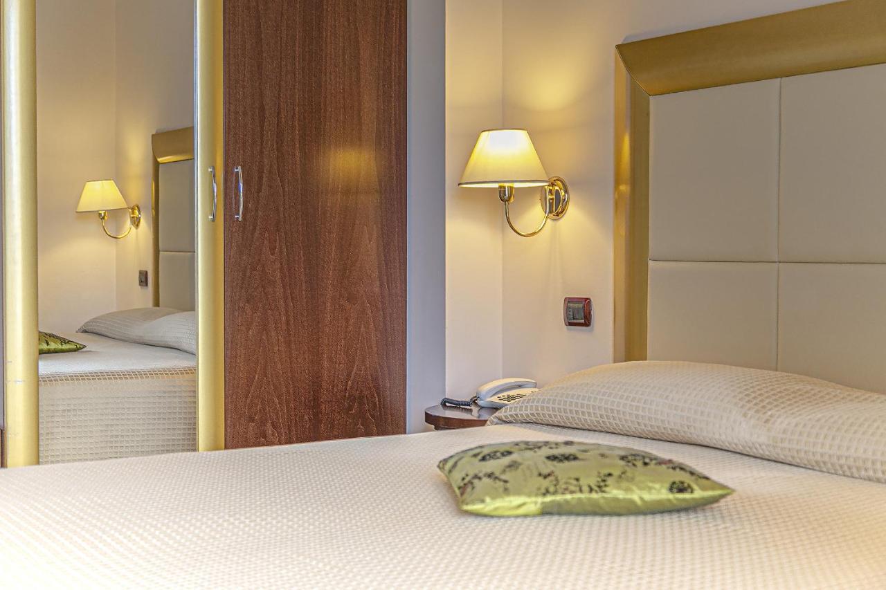 Hotel Metropolitan Белларія-Іджеа-Марина Екстер'єр фото