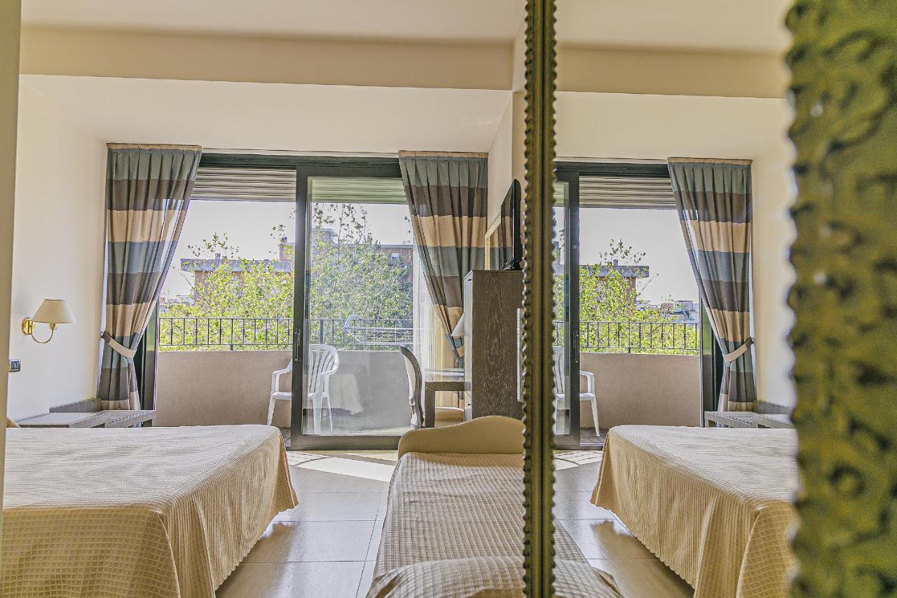 Hotel Metropolitan Белларія-Іджеа-Марина Екстер'єр фото
