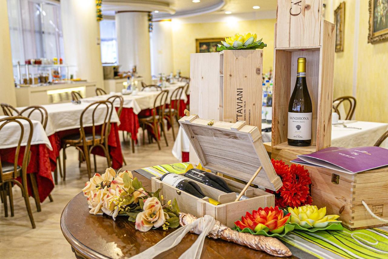 Hotel Metropolitan Белларія-Іджеа-Марина Екстер'єр фото