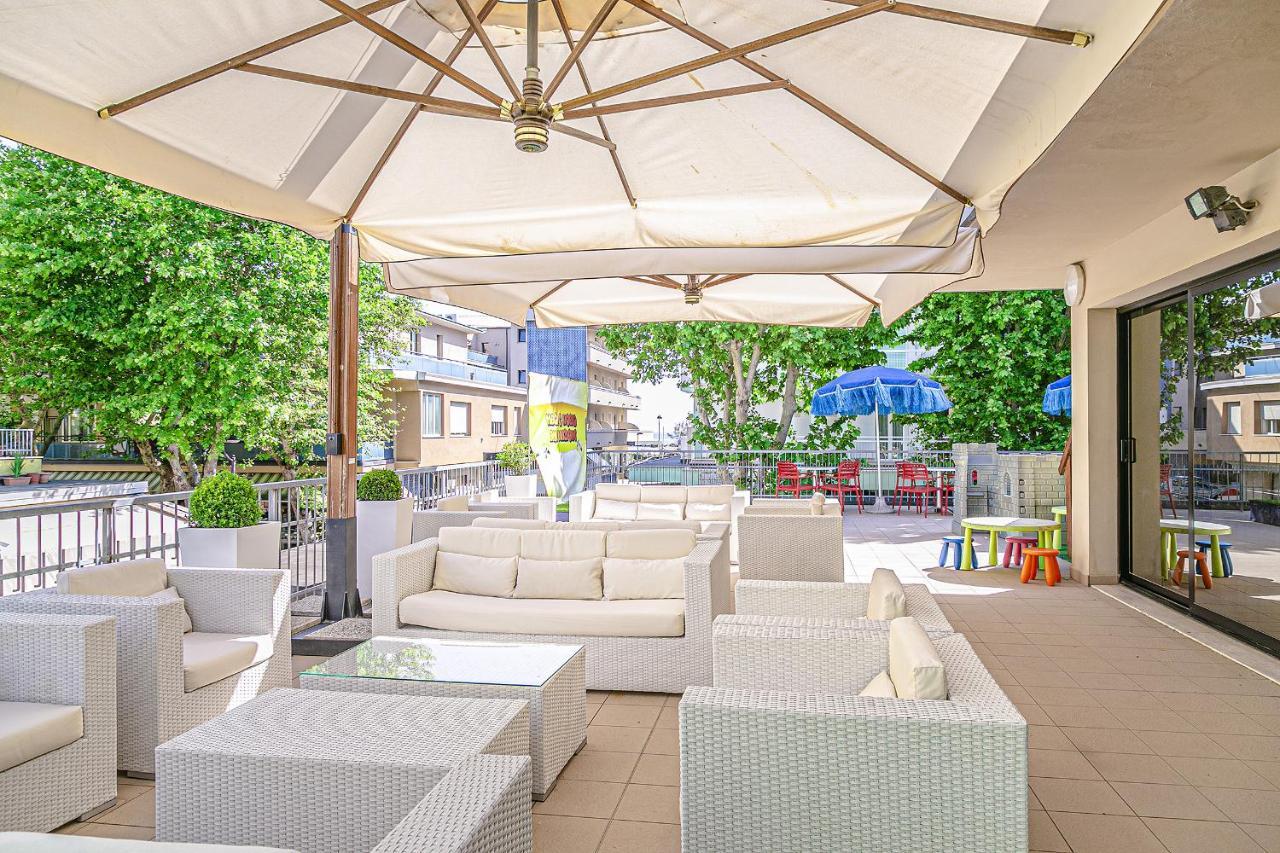 Hotel Metropolitan Белларія-Іджеа-Марина Екстер'єр фото
