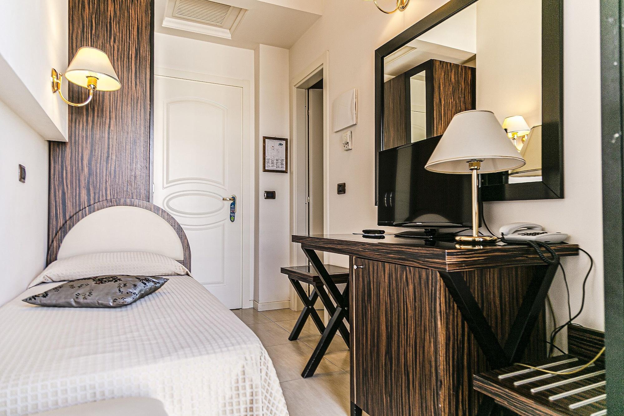 Hotel Metropolitan Белларія-Іджеа-Марина Екстер'єр фото