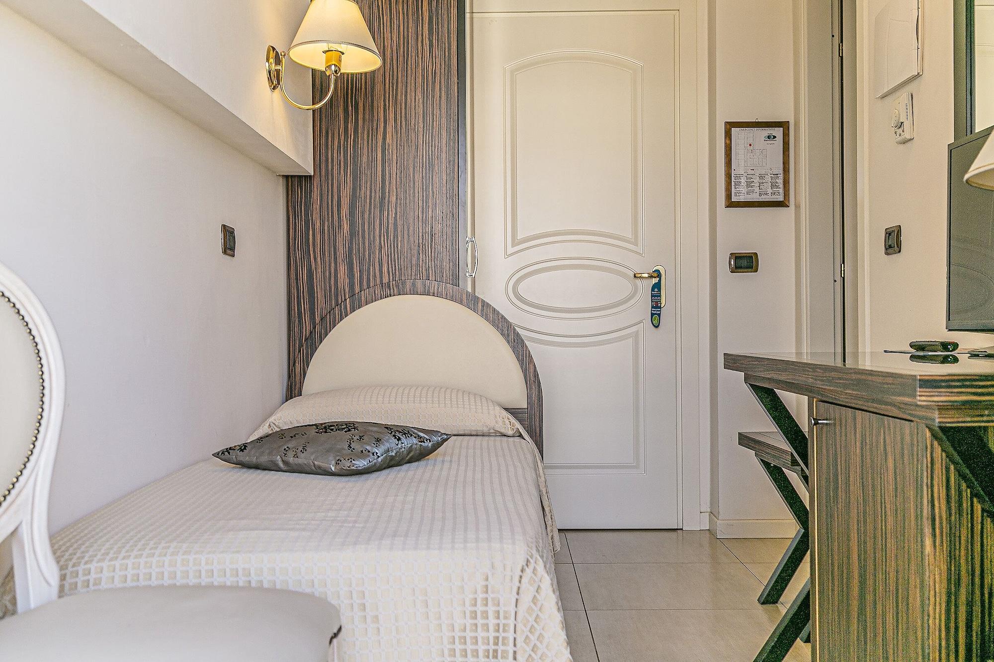 Hotel Metropolitan Белларія-Іджеа-Марина Екстер'єр фото
