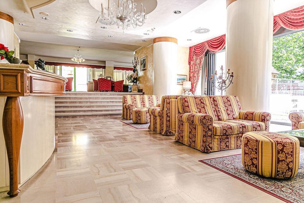 Hotel Metropolitan Белларія-Іджеа-Марина Екстер'єр фото