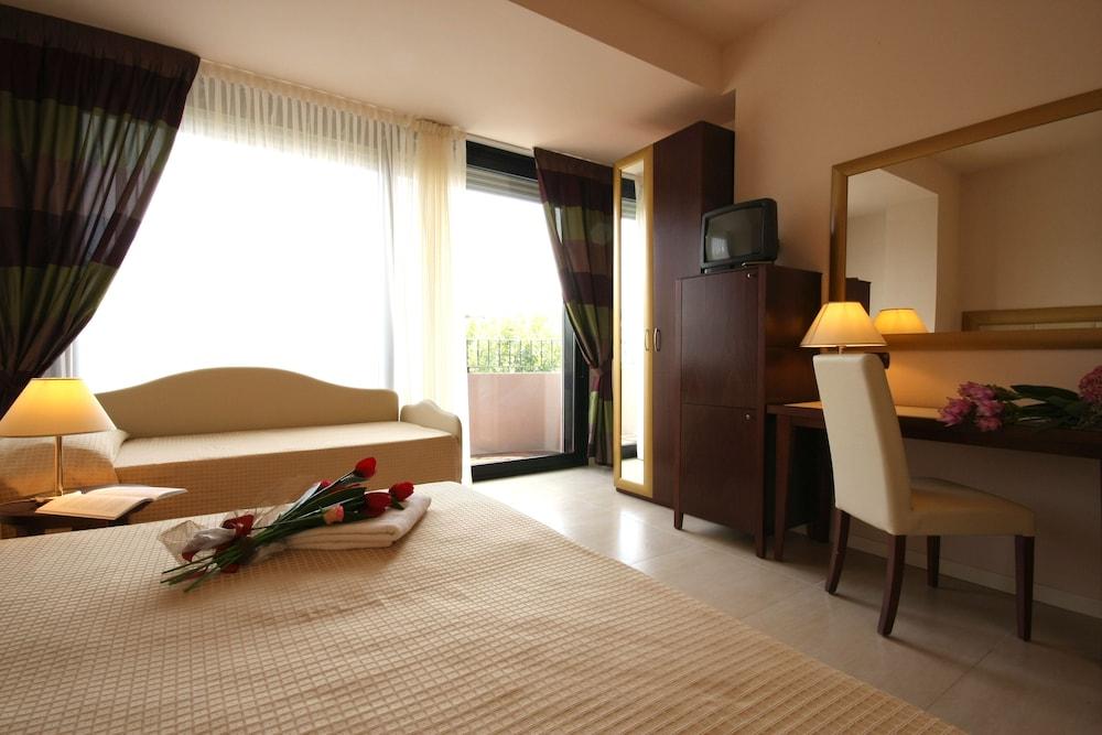 Hotel Metropolitan Белларія-Іджеа-Марина Екстер'єр фото