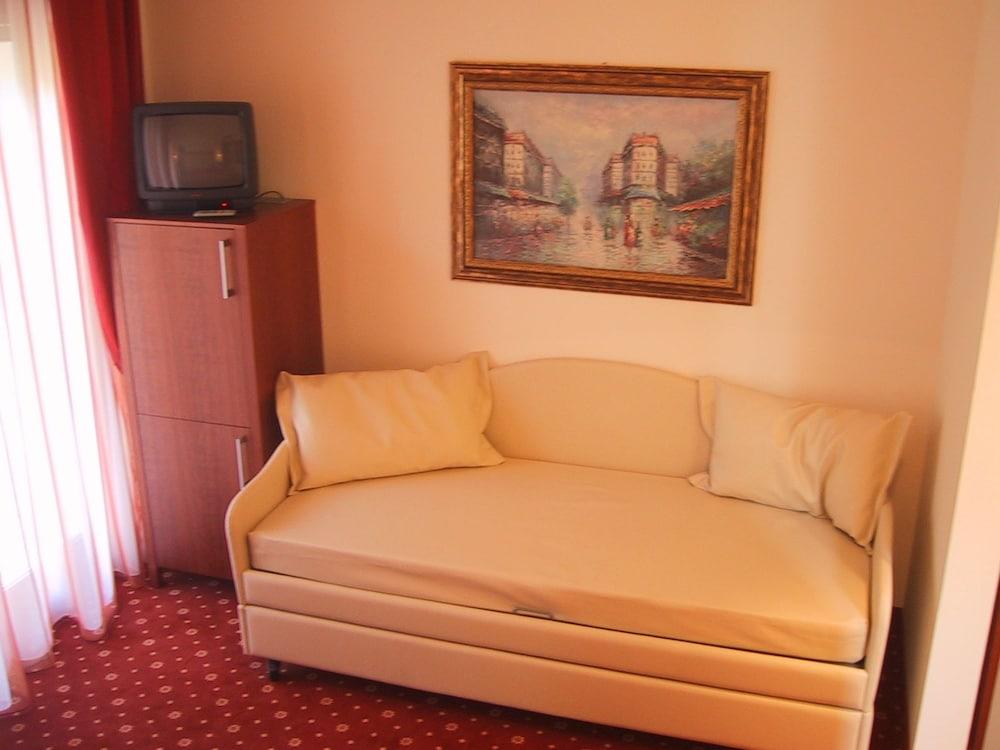 Hotel Metropolitan Белларія-Іджеа-Марина Екстер'єр фото