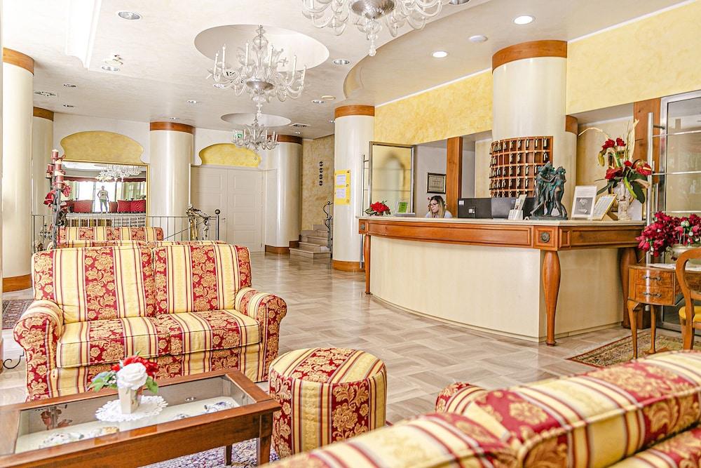 Hotel Metropolitan Белларія-Іджеа-Марина Екстер'єр фото