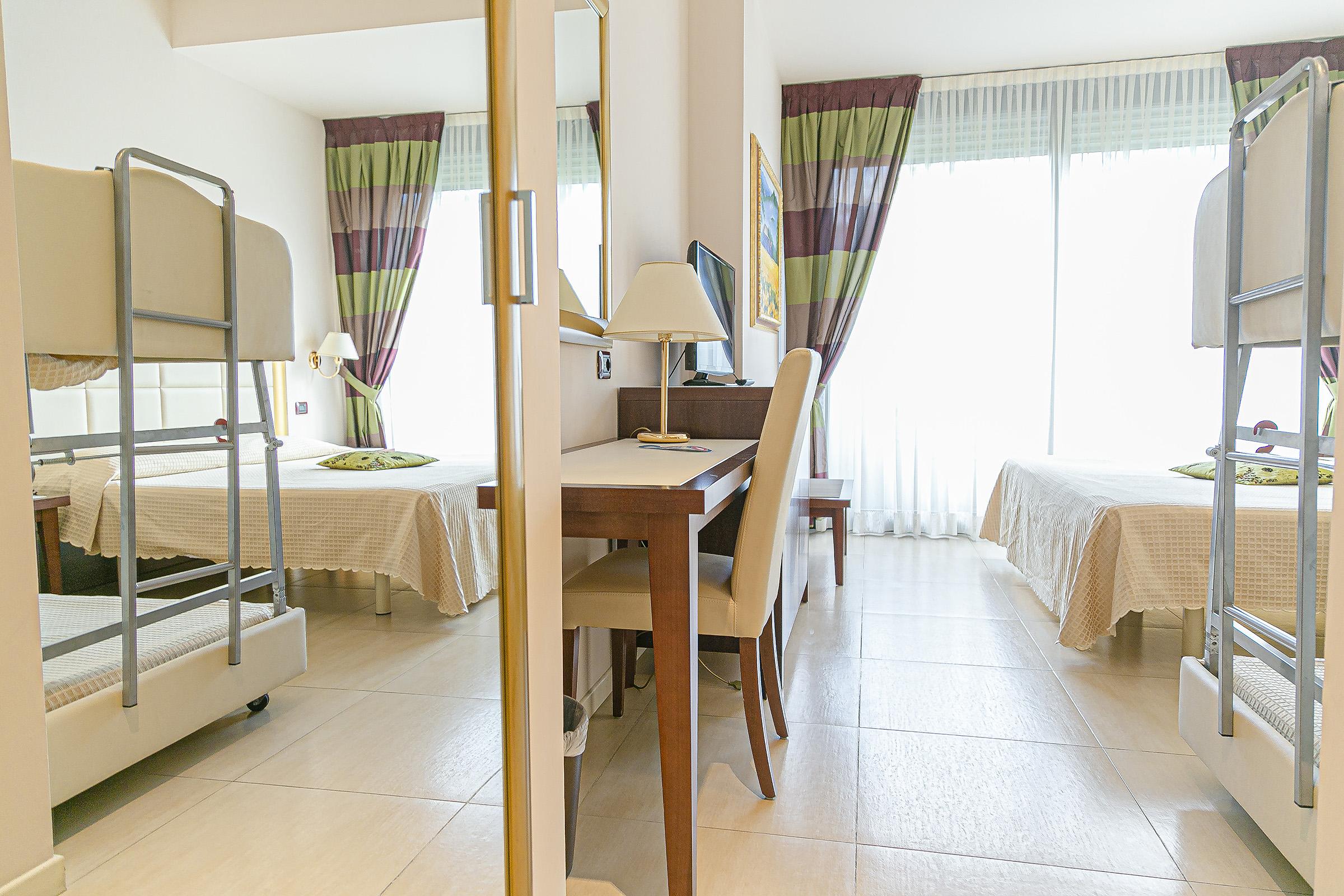Hotel Metropolitan Белларія-Іджеа-Марина Екстер'єр фото