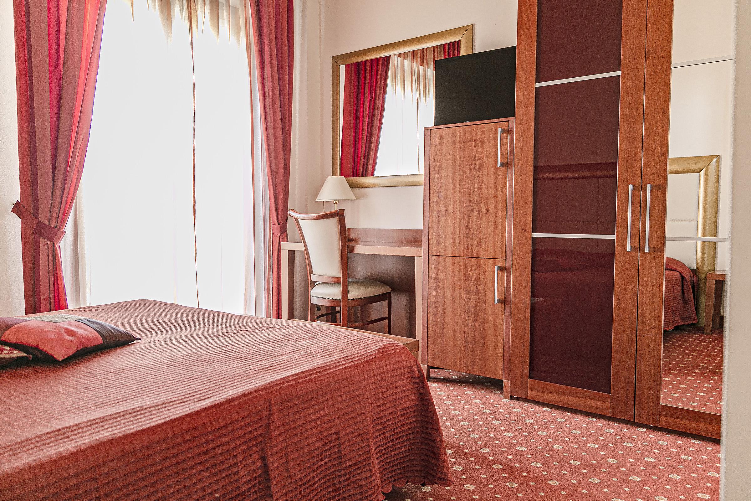Hotel Metropolitan Белларія-Іджеа-Марина Екстер'єр фото