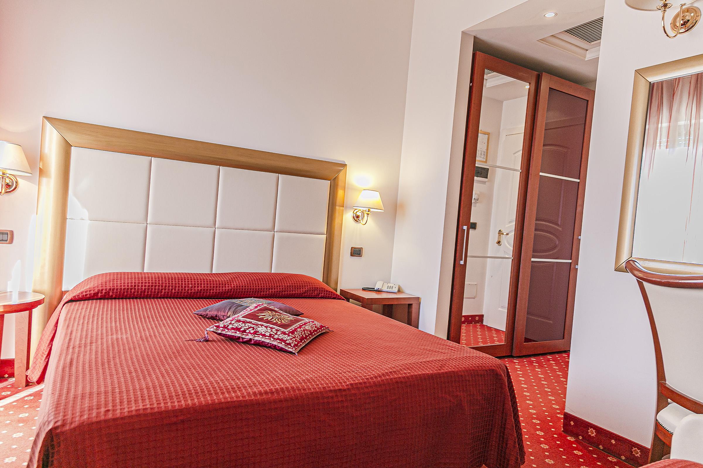 Hotel Metropolitan Белларія-Іджеа-Марина Екстер'єр фото