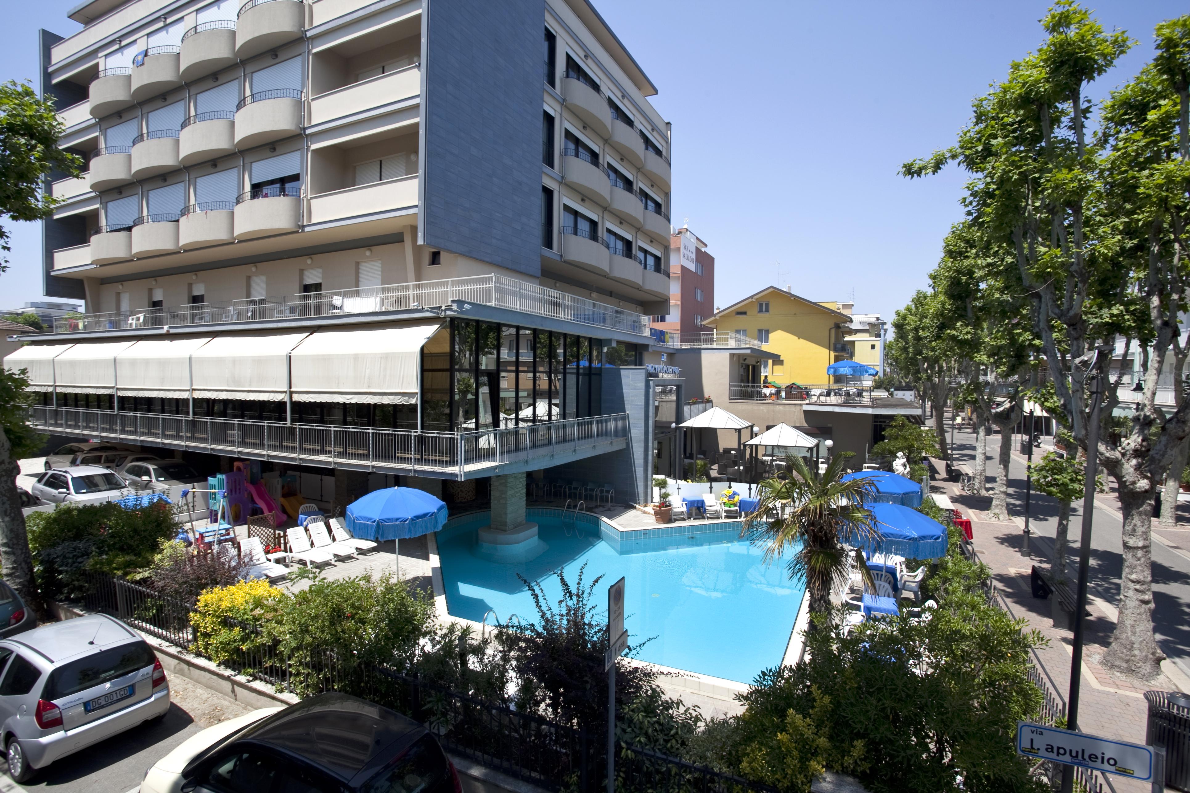 Hotel Metropolitan Белларія-Іджеа-Марина Екстер'єр фото