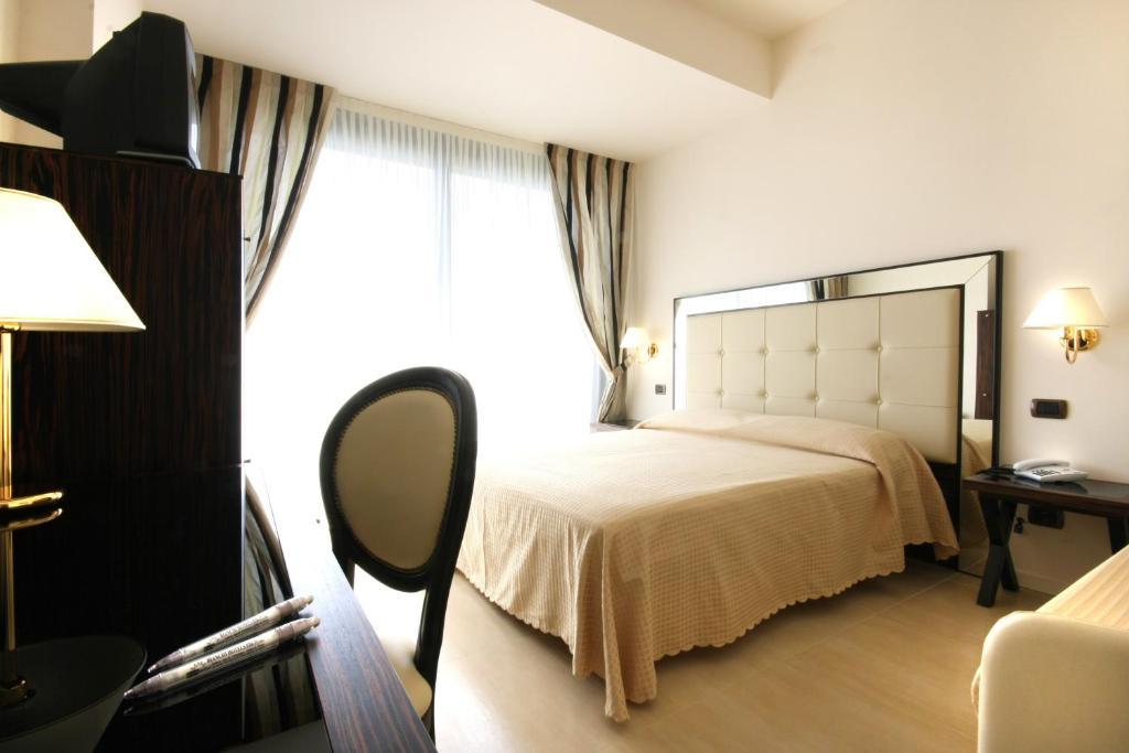 Hotel Metropolitan Белларія-Іджеа-Марина Екстер'єр фото