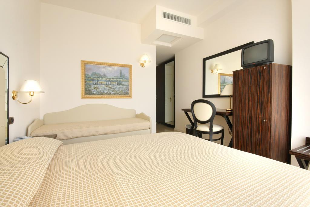 Hotel Metropolitan Белларія-Іджеа-Марина Екстер'єр фото