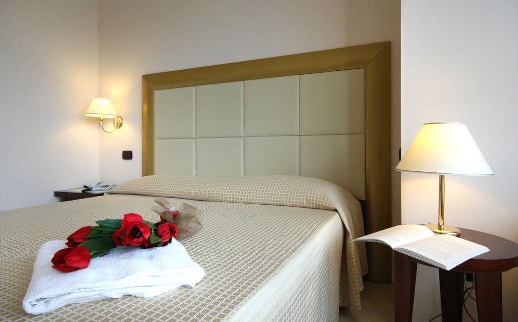 Hotel Metropolitan Белларія-Іджеа-Марина Екстер'єр фото